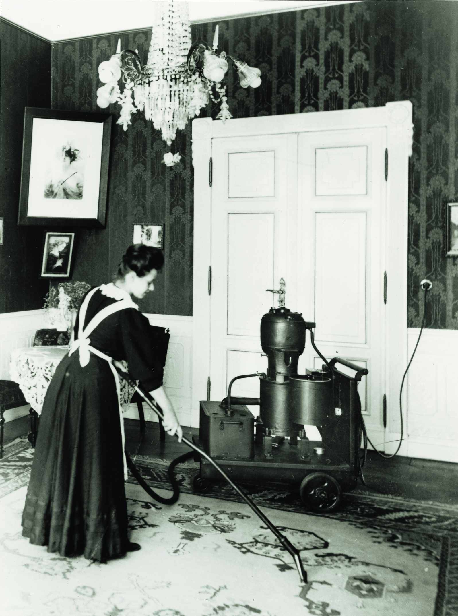 A more modern vacuum cleaner circa 1906