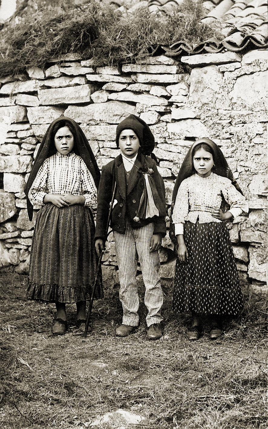(left to right) Lúcia dos Santos with her cousins Francisco and Jacinta Marto, 1917