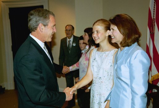 Elizabeth Smart (center) and her mother meet with President George W. Bush in 2003