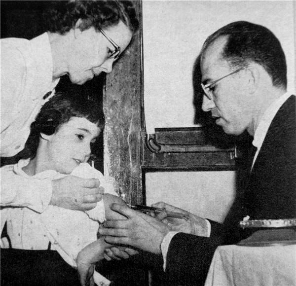 Salk administering the vaccine