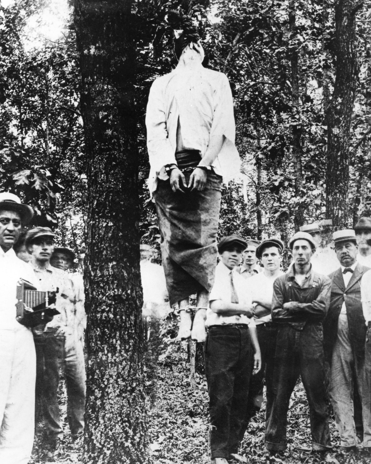 Frank's lynching. Judge Morris (far right in a straw hat), organized the crowd after the lynching.