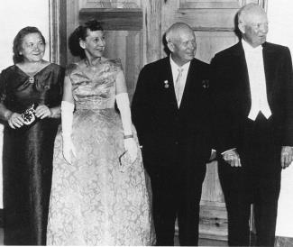 Nina Khrushcheva, Mamie Eisenhower, Khrushchev, and Dwight Eisenhower at a state dinner
