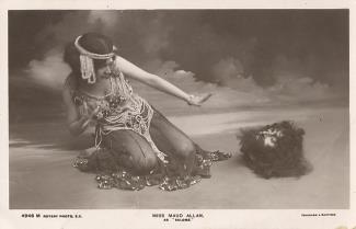 Dancer Maud Allan in the role of Salomé with the head of John the Baptist