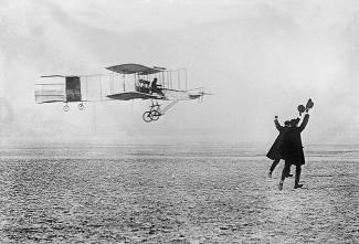 Voisin-Farman 1 winning the Grand Prix de l'aviation, 13 January 1908