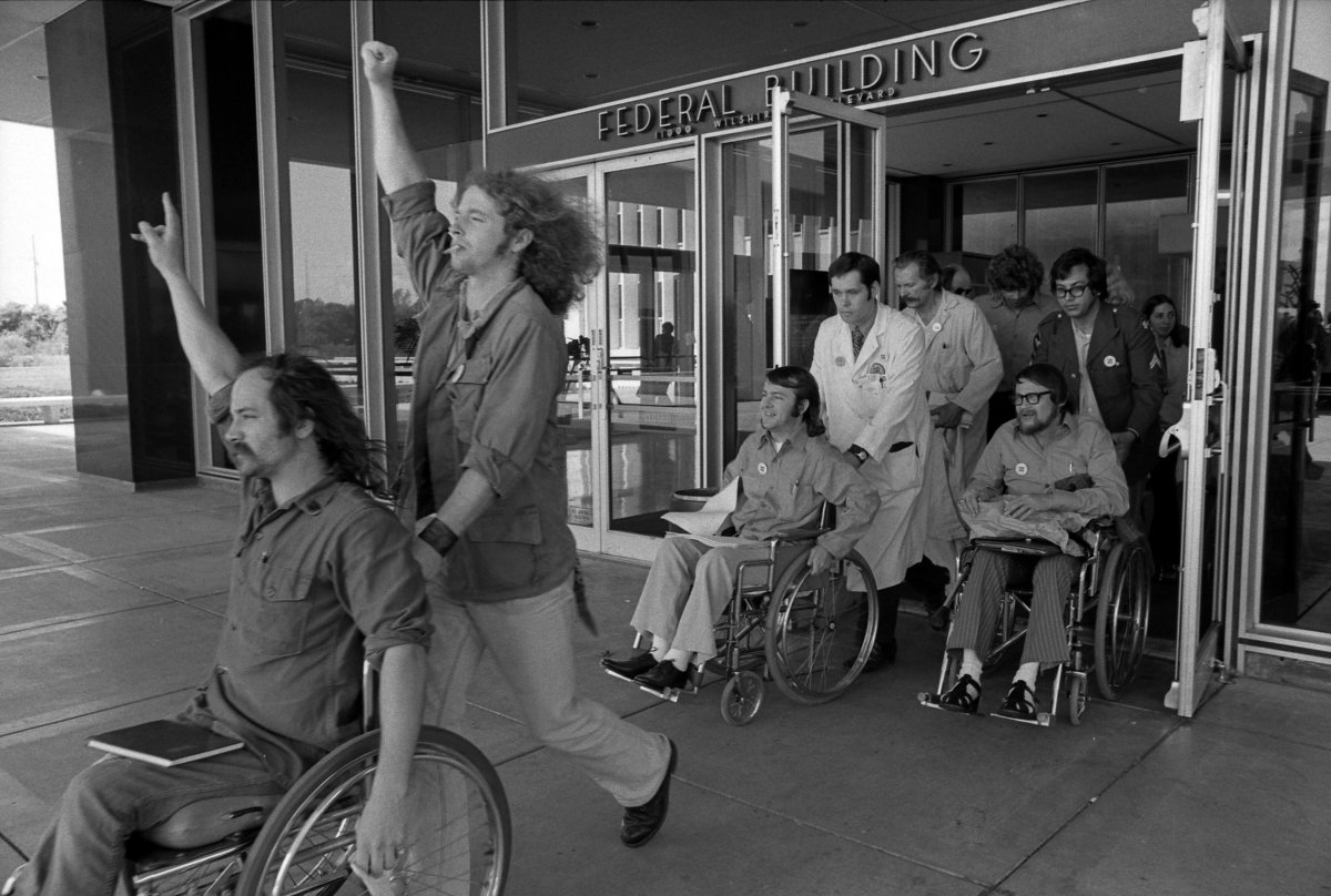 Kovic (left) leading other disabled veterans after ending their 17-day hunger strike (1974)