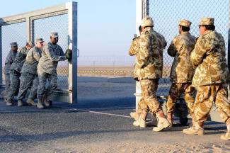 US and Kuwaiti troops closing the gate between Kuwait and Iraq