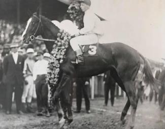 Regret and Notter in the winner's circle, 1915 Kentucky Derby